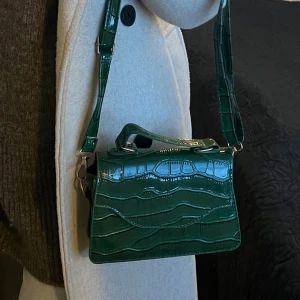 Grön väska  - En grön väska som jag köpt på Shein. Får plats med en mobil. Väldigt fin väska som passar till många outfits. 💚