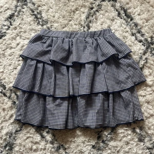 Volang kjol - Jätte söt volangkjol från zara köptes för ca 3 år sedan men i bra skick 💕