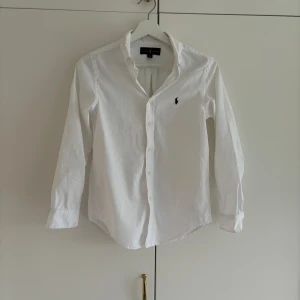 Ralphlauren Skjorta - Tja! Har en skjorta som är sjukt snygg och väldigt passande inför sommaren. Ingen defekter och nästan helt ny, använd en gång. Vid frågor och funderingar kring skjortan är de bara att höra av sig!