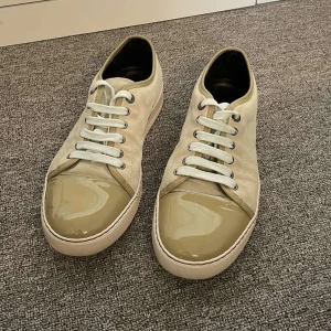 Lanvins - Säljer mina skitfeta lanvins i en schysst beige färg. Jättebra skick fortfarande 9/10. Storlek 42, pris 2000kr!!!