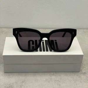 Chimi 005 Berry - Säljer ett par chimi solglasögon i modellen 005, färgen Berry.