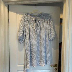 Superfin By malina klänning - Säljer nu en jätte fin By malina klänning. Nyskick och lappen kvar, verkligen perfekt nu till sommaren eller studentmottagningar🥰hör gärna av er vid frågor