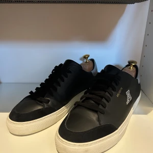 Axel arigato clean 90 varsity  - Mycket bra skick 8-9/10 Nypris 2650kr (går ej att köpa längre) Kvitto, dustbag och original kartong nedkommer. Pris kan diskuteras 