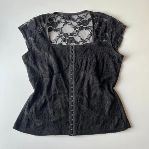 Spetstopp - Svart vintage spetstopp / korsett liknande topp 🖤