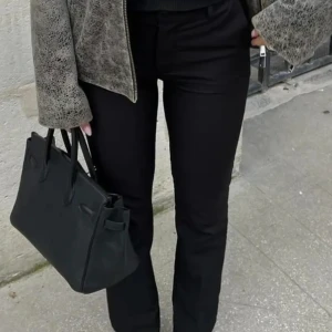 Svarta kostymbyxor  - Lånad bild! Säljer mina svarta kostymbyxor från bikbok, medelhög midja 💓 använda men bra skick! Originalpris 500kr 