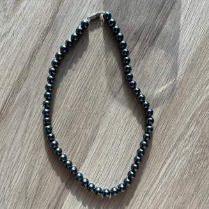 Fint pärlhalsband i svarta pärlor, endast testad! ☺️