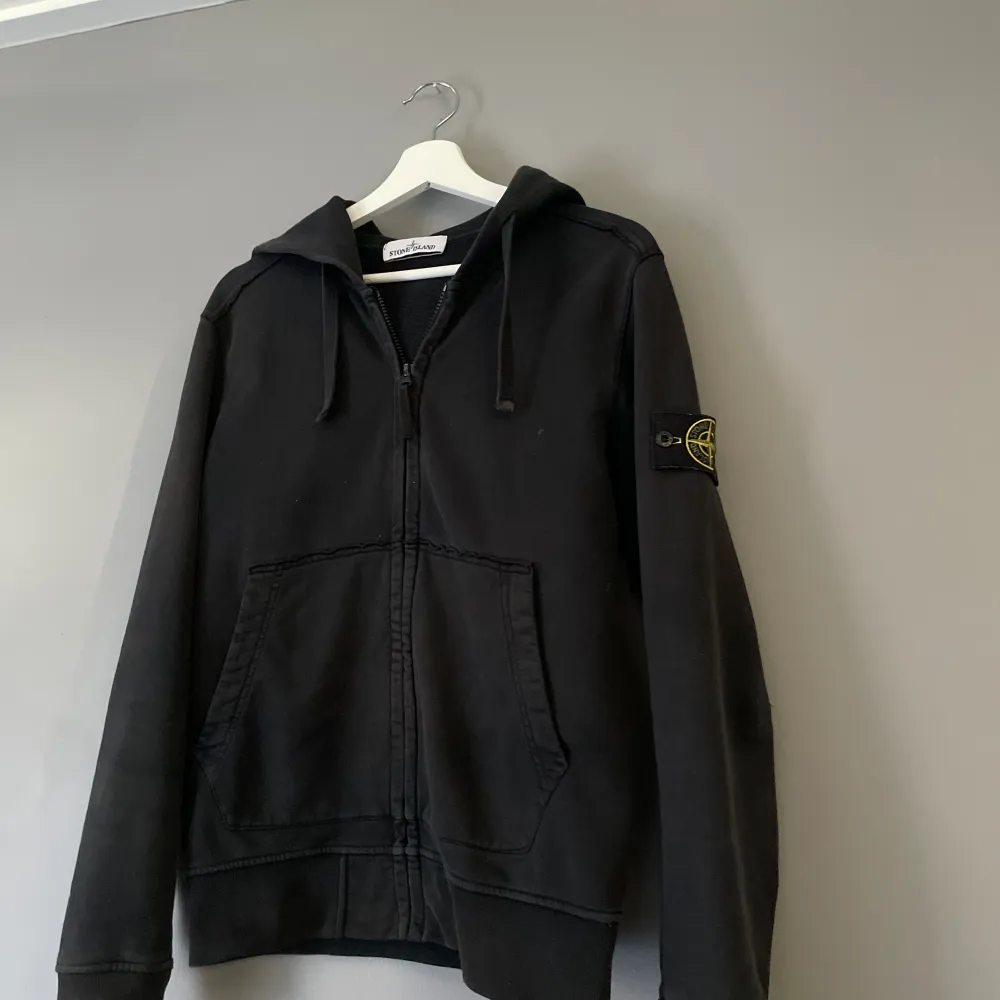 Stone island tröja | skick 8/10 fint skick | äkta finns att scanna qr kod skriv vid funderingar eller intresse🦸. Hoodies.