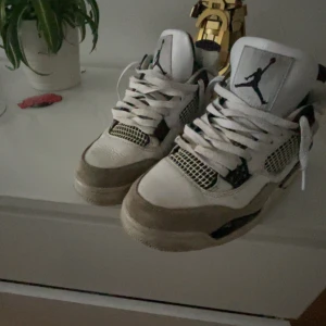 Jordan 4 box  - Jordan 4 military black Använda. Pris kan diskuteras 