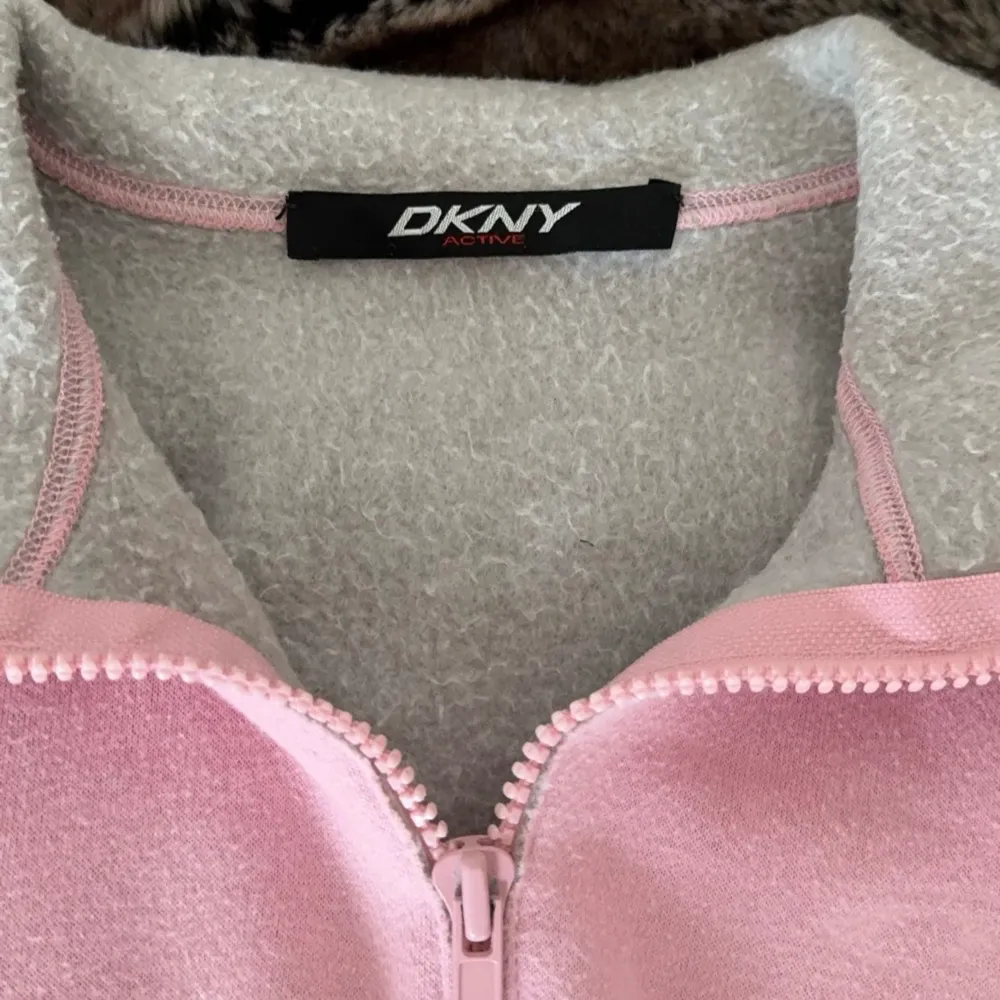 vintage DKNY zip up kofta 🤍 jag är 171cm & stl S/36/28 för referens 🤍 läs POLICY & FRAKT (i gillade inlägg) innan du skriver 🤍 använd gärna ”köp nu” 🤍 . Tröjor & Koftor.