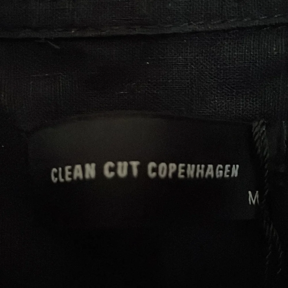 Snygg linne skjorta från danska märket clean cut Copenhagen i färgen marinblå. Storleken är M. Tyget är en linneblandning och skriv om du har några frågor ✍🏻🙌😊  Ps… har fler linnéskjortor uppe 🤜🏻🤛🏻. Skjortor.