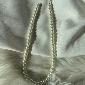 Pärlhalsband  - Paketpris: 3 blommiga armband med ett blommighalsband, enkel armband och set ringar för 350kr(ordinarie pris:450kr). Design, färger coh storlek väljer man helt själv, för mer besök vår profil💕