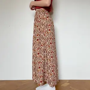 Lång kjol köpt i Japan! Nyskick! Ej transparent! Står att det är strl M, men skulle nog snarare säga att det är S 🩷 Hör av er om ni är intresserade 😊
