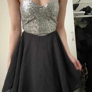 Glitter klänning - Köpte på second hand. Fint skick :) jag är 155cm.🥰