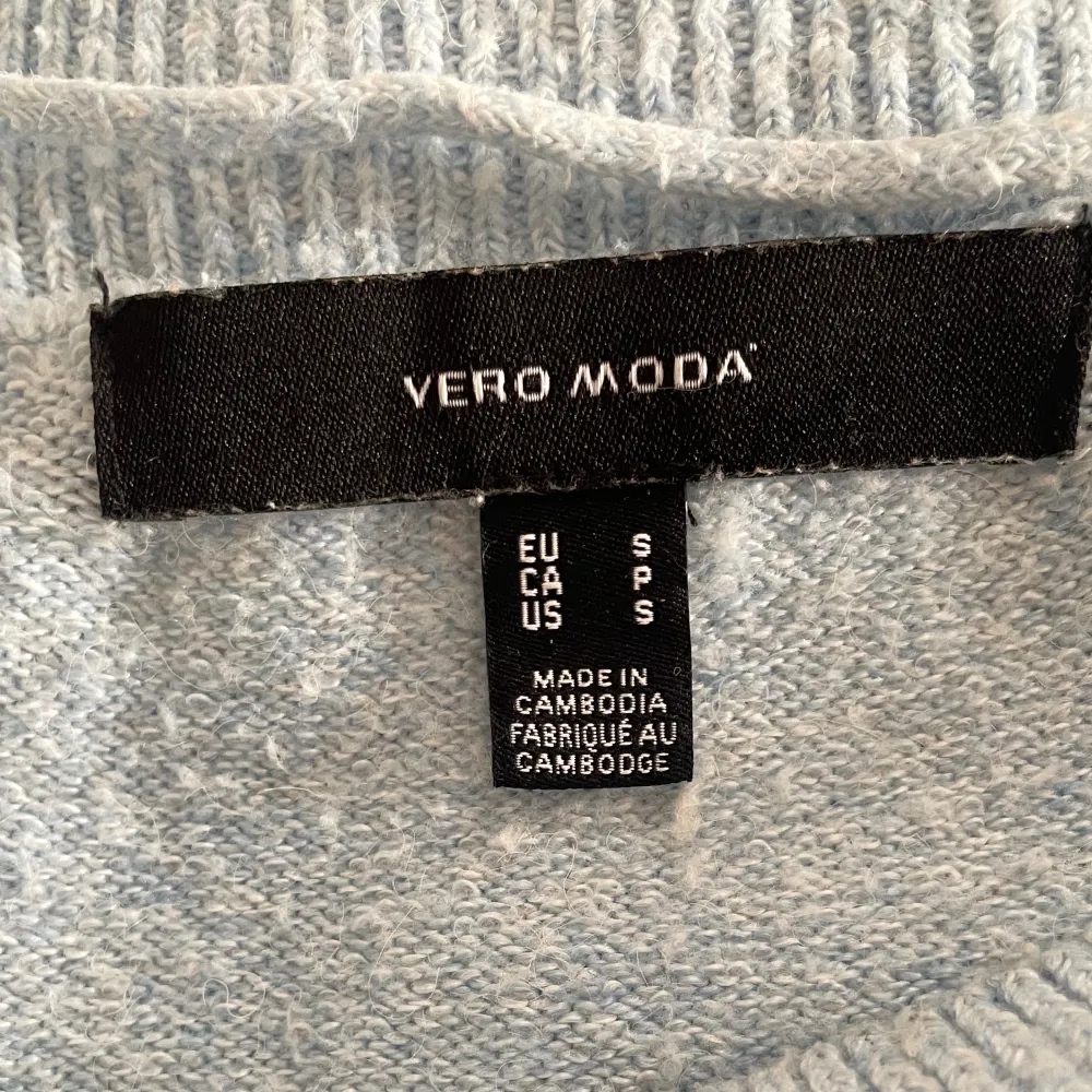 Ljusblå stickad tröja från Vera Moda. Tröjor & Koftor.