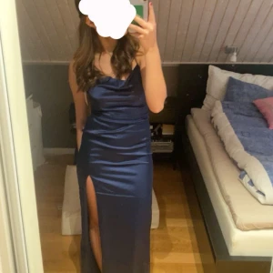 Balklänning blå - Säljer min jättefina balklänning från Nelly som endast är använd 1 gång.  Kom privat för fler bilder.