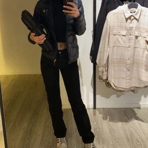 Low straight jeans - Svarta low straight jeans ifrån Bik Bok.  De har tyvärr blivit försmå. (org. pris 699kr)