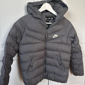 Nike jacka - (Barnjacka)Säljer nu min sons snygga Nike jacka då han växt ur den🌟nypris ligger på runt 1100 och jag säljer för 350🙌den är i storlek M i barnstorlek så alltså ungefär 152-164. Jackan har använts varsamt och har egentligen inga tecken på användning! 