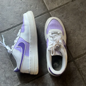 Nike custom skor - Nike skor som är custom målade dvs finns inga andra på marknaden 💜knappt använda så i superbra skick