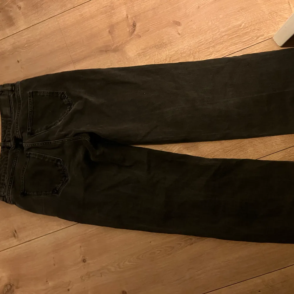 Svarta jeans från bikbok, midwaist, med knappstängnint och wideleg, inga defekter. Jeans & Byxor.