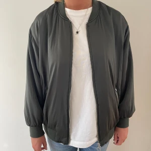 Mörkgrön bomberjacka  - Mörkgrön bomberjacka från zara