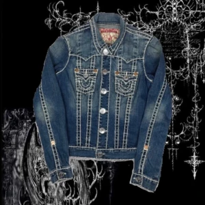 True Religion jacka  - Säljer min killes true religion jeansjacka!! Mått: bröst: 44cm , längd: 56 cm, axlar: 37cm, ärmlängd: 64cm, föll: 44cm.  Skulle säga att den kan passa både tjejer och killar , fast den har en lite mer baggy fit på tjejer 💘 Pris kan diskuteras 