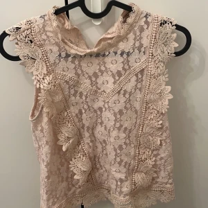 Topp - Köpte på Plick men säljer pga att den var för liten💗