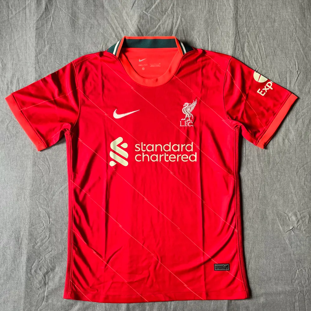 Liverpool 2022-2023 tröja i fint skick, knappt använd utan täcken på användning. Skriv privat för mer information och bilder. Pris kan diskuteras.. T-shirts.