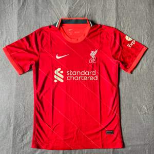 Liverpool 2022-2023 tröja i fint skick, knappt använd utan täcken på användning. Skriv privat för mer information och bilder. Pris kan diskuteras.