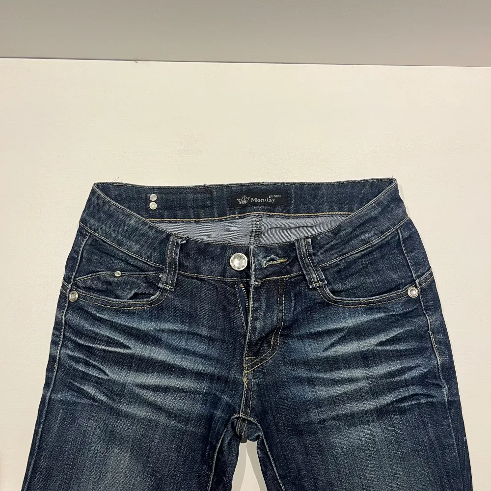 Lågmidjade mörkblåa jeans med SJUKT bra kvalité!! 🎉 Midjemått rakt över: 36 cm (runt om: 72 cm). Innerbenslängd: 87 cm. Är långa på mig som är 170 cm. INGA defekter. Köpta för 800kr. ALDRIG använda! Kontakta för fler bilder. Använd gärna ”köp nu”! 😍. Jeans & Byxor.