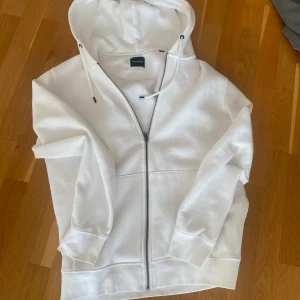 Vit dragkedja kofta från Jack & Jones  - Väldigt bra skick. Aldrig använd pga för stor för mig 