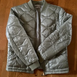 Vår Jacka  - Jätte snygg vår jacka som jag säljer för att den inte kommer till användning längre! Skriv om mer info💕 den är lite ljusare i verkligheten! 