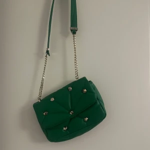 VÄSKA - Hej säljer en super fin nit väska pga att den ej kommit till nån användning. Kom privat för frågor och bilder. Köparen står för frakten, pris kan diskuteras. (Tryck ej på köp nu.) 