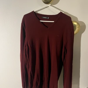 Merino tröja ifrån J.Lindeberg - Snygg tröja ifrån J.Lindeberg i storlek L men passar även M. Tröjan är i 100% merino-ull och mycket bra skick! Mvh