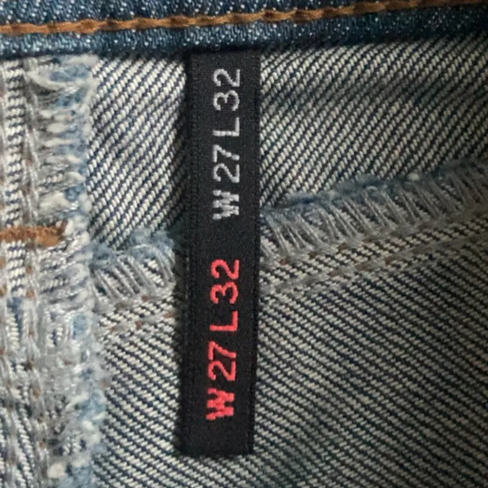 Raka  lågmidjade jeans från Only. W27, L32 och skulle säga att de passar någon som vanligtvis har 36/34. Aldrig använda då de var för små för mig. Midjemått: 37cm. Innerbenslängd: 78cm. Använd gärna köp nu💞. Jeans & Byxor.