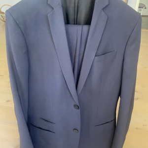 Filippa K kostym - Kostymsetet Rick cool wool jacket samt Liam wool trousers, båda i storlek 50 och färgen Hope. Bra skick men lite fläckar som går bort i kemtvätt. 