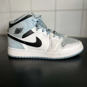 Air Jordan 1 Mid - Säljer mina Air Jordan 1 Mid Ice Blue Black. Sparsamt använda och i bra skick. Ny pris: 2 499:- kvitto och låda finns.