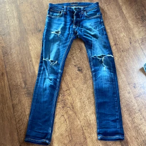 Nudie jeans - Nudie jeans med hål fraktar så fort jag kan efter du köpt 