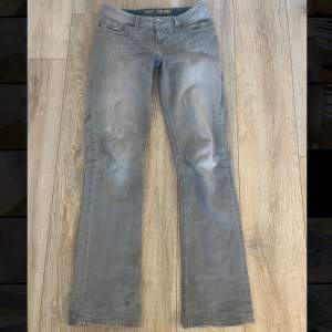 Säljer nu gråa lowwaist bootcut jeans från ltb, köpta på ebay, jag har sytt om de för att de ska vara mindre då de inte passade förut. Hålen på sidorna blev när jag försökte sy om de, men det går att laga🥰Midjemått 35cm, Innerbenslängd 77 ❤️