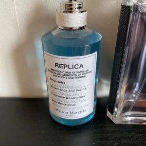 Maison Margiela Sailing Day - Säljer min Sailing Day 100 ml då doften inte passar mig. Jag har endast använt 3 sprays så den är som ny. Köpt på Åhléns, kvitto finns. Det är en fin sommardoft, perfekt nu när värmen tittar fram. Skriv vid minsta fundering. Box och allt finns kvar.