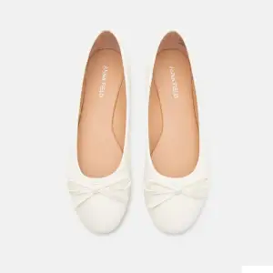 Säljer ett par helt nya ballerina skor från zalando ”Anna Field” i storlek 39 (men kan även passa en 38) , passar perfekt nu till sommaren och lappen är fortfarande kvar då de endast är testade! Skriv efter fler bilder/frågor💕🤍🙌🏽
