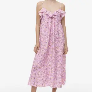 Intressekoll på denna skit snygga långklänning med blommor. HELT slutsåld överallt 💕🤗Kom gärna med prisförslag!!!!!