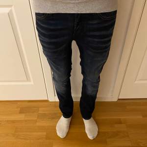 Ett par otroligt feta Jack & Jones jeans i modellen ”slim/straight”. Storlek 29/30. 9/10 skick. Pris går att diskutera.