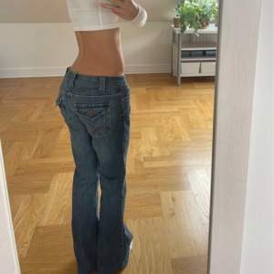 Så snygga lågmidjade jeans med coola bakfickor🌟 Vissa bilder lånade 