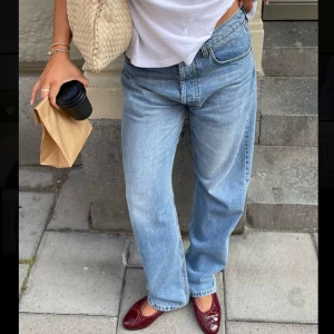 Djerf Avenue Jeans - Relaxed jeans washed blue från Djerf Avenue i väldigt fint skick då de endast är använda fåtal gånger. Storlek w25, så typ xs-s beroende på hur man vill att de ska sitta. Skriv för fler bilder. Nypris 1499. 