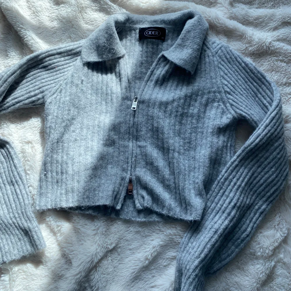 Stickad croppad tröja med zip up :). Tröjor & Koftor.