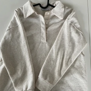 Hoodie Chiquelle - Mjukiströja från Chiquelle, väldigt skön. Strl xs 🌷🌸 Själva lappen har fått lite brun utan sol på sig men i övrigt är den fläckfri. 