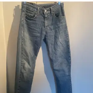 Ett par riktigt riktigt fina Levis jeans,använde de mycket när ja var mindre,dock inte nu då de inte passar mer.helt okej skick,OM DU VILL HA FLER BILDER SKRIV PRIVAT.