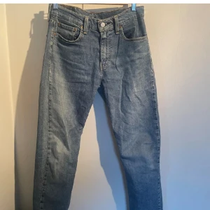 Levis jeans - Ett par riktigt riktigt fina Levis jeans,använde de mycket när ja var mindre,dock inte nu då de inte passar mer.helt okej skick,OM DU VILL HA FLER BILDER SKRIV PRIVAT.