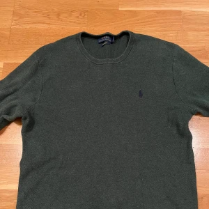 Ralph lauren crewneck tröja - Tja! Denna tröja passar perfekt nu till våren,   Storlek S  Inga defekter  In princip nyskick  Modellen på bilden är 180 cm  För fler bilder eller om ni har frågor kontakta mig