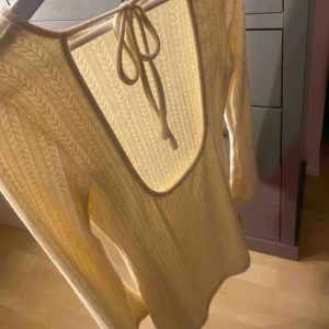 stickad klänning  - Aldrig använd bara testad!💕Jätteskönt material. Öppen i ryggen 